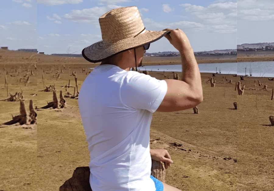 Sobre Paisagem natural com pessoa usando chapéu de palha ao ar livre.